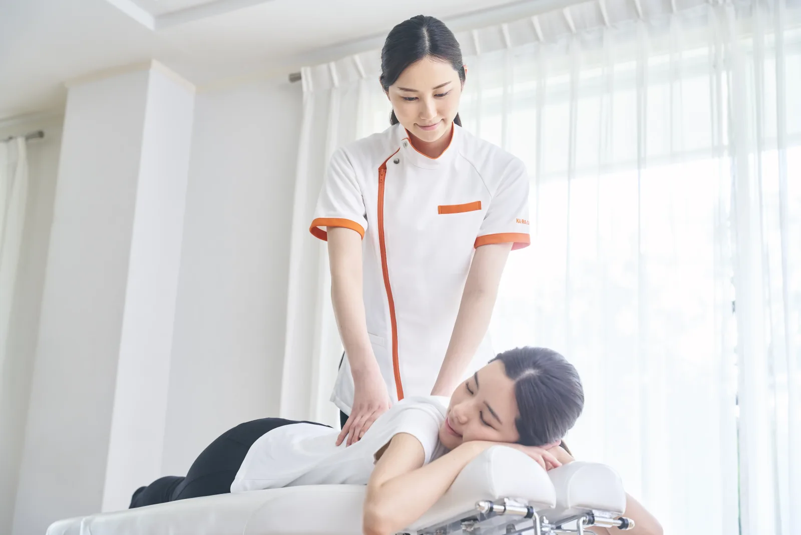 Terapis KARADA menyelaraskan Atlas dan Pelvis dengan teknik AP Balance