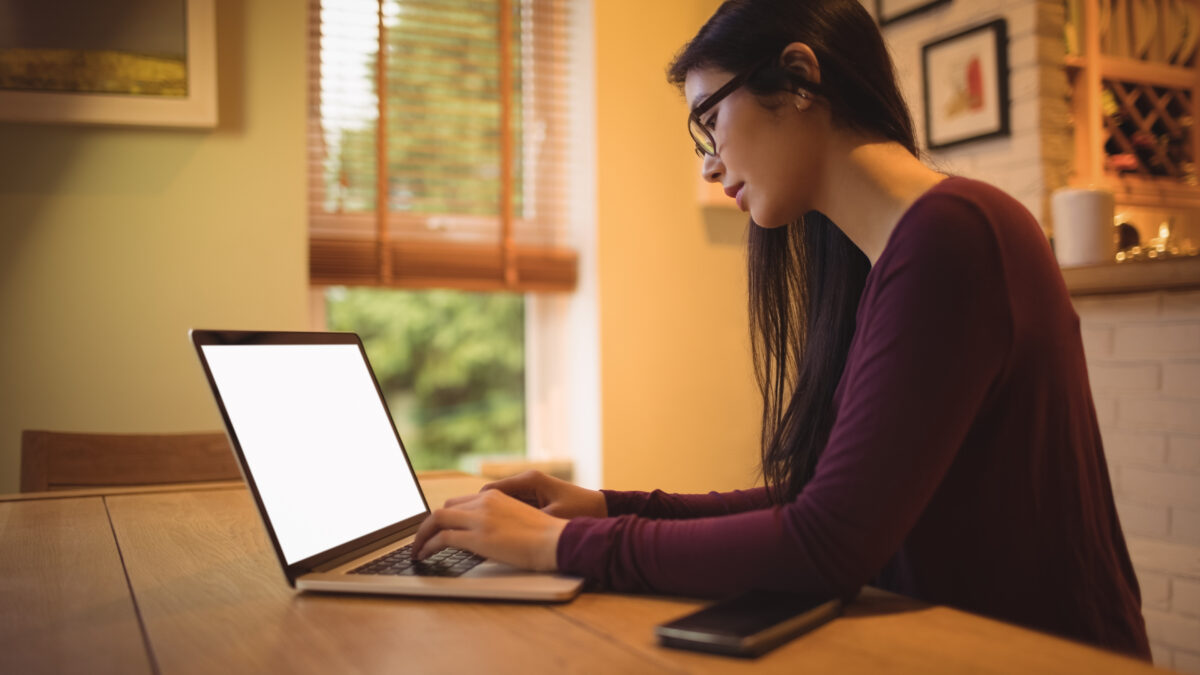 Dampak Menatap Laptop Terlalu Lama pada Tubuh